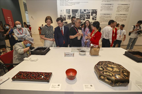 2023年5月28日，北京，推光漆器匠人為駐華使節(jié)展示技藝。