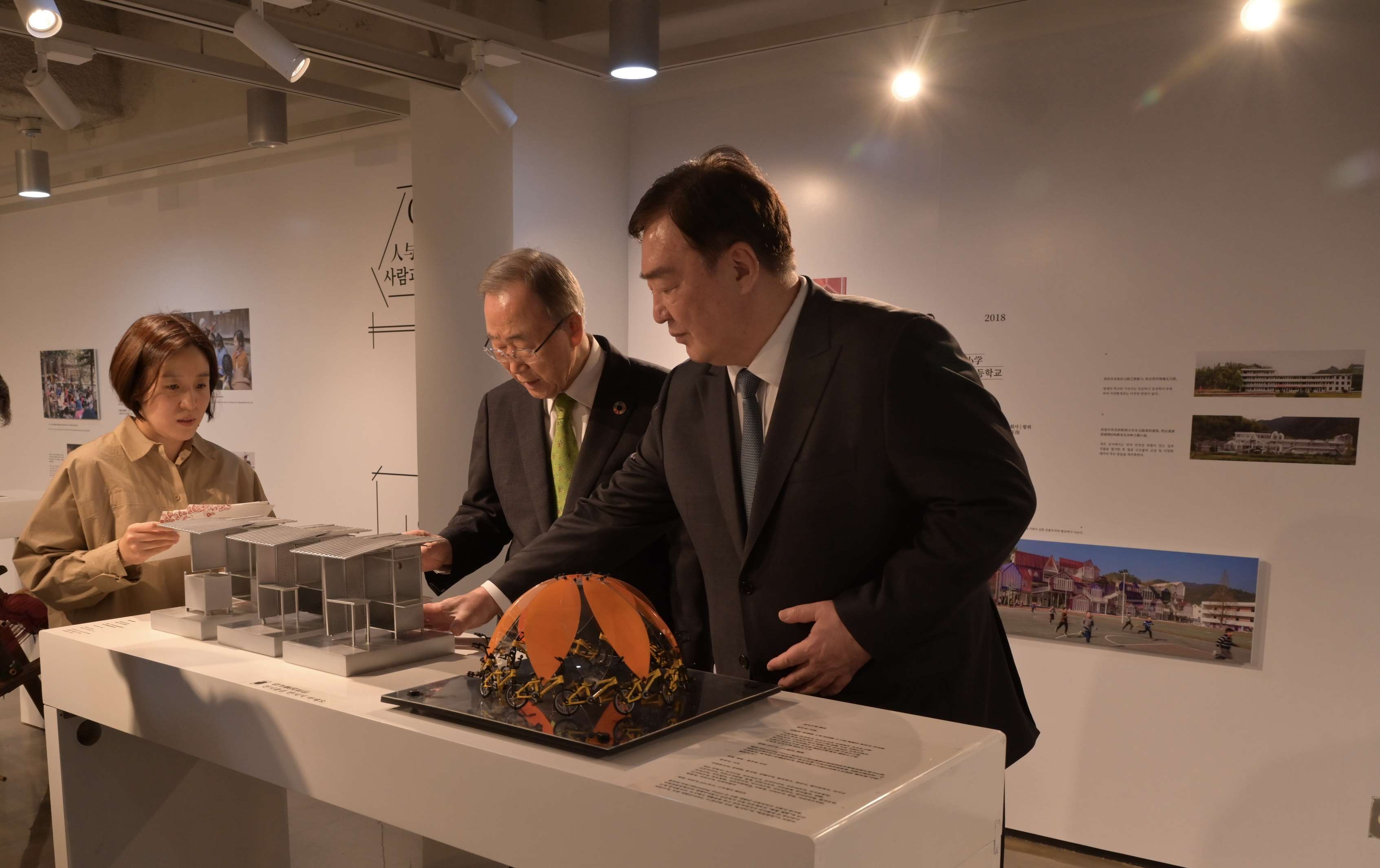 邢海明（右一）與潘基文共同參觀《自然生活傳承——美麗中國(guó)特展》。首爾中國(guó)文化中心供圖