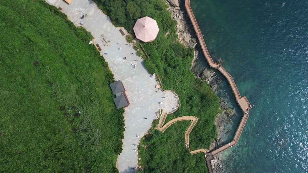 2023年8月16日，長(zhǎng)海縣小長(zhǎng)山島小水口森林公園一角（無人機(jī)照片）。新華社記者 陳為 攝