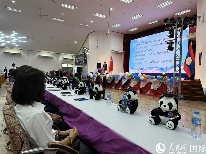 圖片：中老嘉賓在第二十三屆漢語(yǔ)橋世界大學(xué)生中文比賽老撾賽區(qū)決賽上致辭。孫廣勇攝