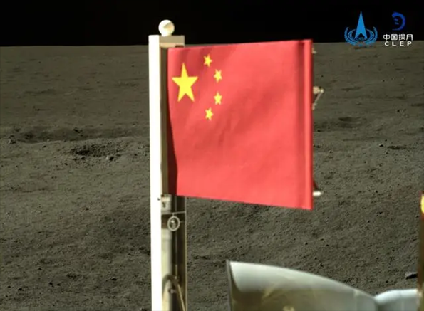 五星紅旗在落于月背的嫦娥六號(hào)探測(cè)器上展開。