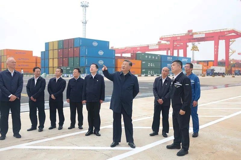 2024年5月22日，習(xí)近平總書記在山東日照港察看全自動(dòng)化集裝箱碼頭作業(yè)場(chǎng)景。