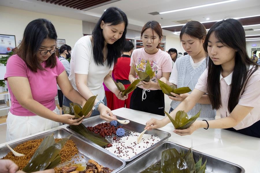 2024年6月1日，海峽兩岸青年學(xué)生在華東師范大學(xué)包粽子、做香囊，體驗(yàn)傳統(tǒng)文化。