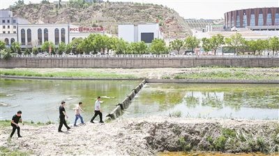  工作人員在內(nèi)蒙古呼和浩特市清水河縣城關(guān)鎮(zhèn)清水河河道巡查。新華社記者 貝赫攝