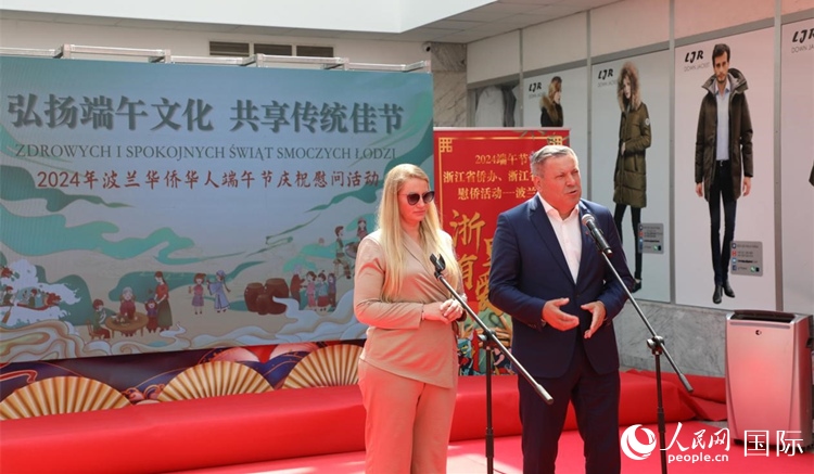 皮耶霍欽斯基（右）在活動上致辭。人民網(wǎng)記者 李增偉攝