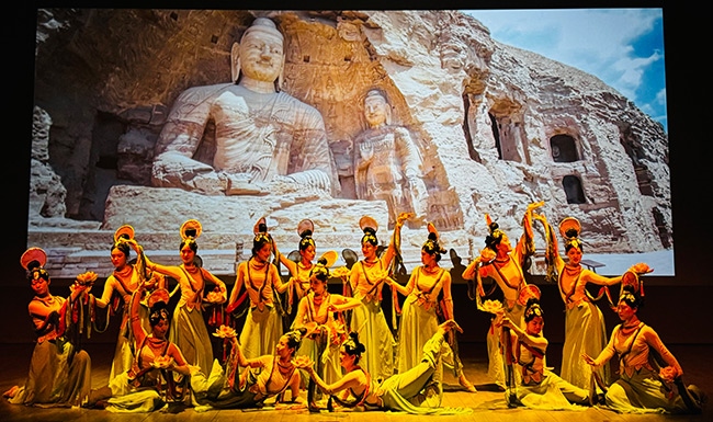 展演現(xiàn)場(chǎng)，同學(xué)們?cè)诒硌莨?jié)目《云岡飛天印象》。校方供圖