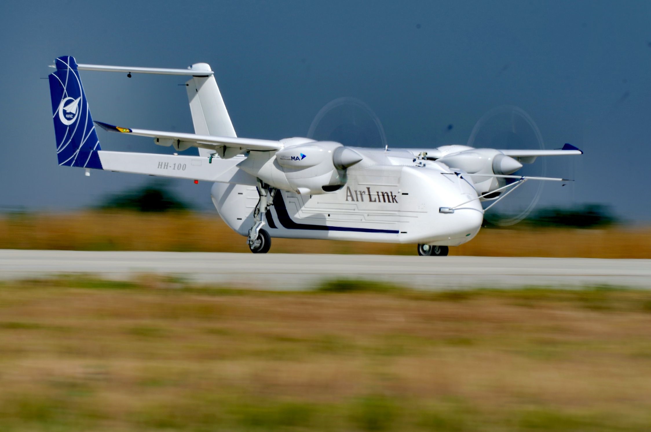 △2024年6月12日，HH-100航空商用無人運(yùn)輸系統(tǒng)驗(yàn)證機(jī)在西安藍(lán)田通用機(jī)場首飛成功。