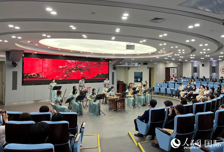 北京第二外國語學院學生帶來民樂表演。人民網(wǎng)記者 陳思攝