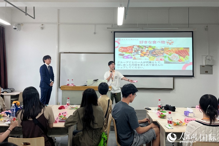 中日大學生交流討論。人民網(wǎng)記者 陳思攝