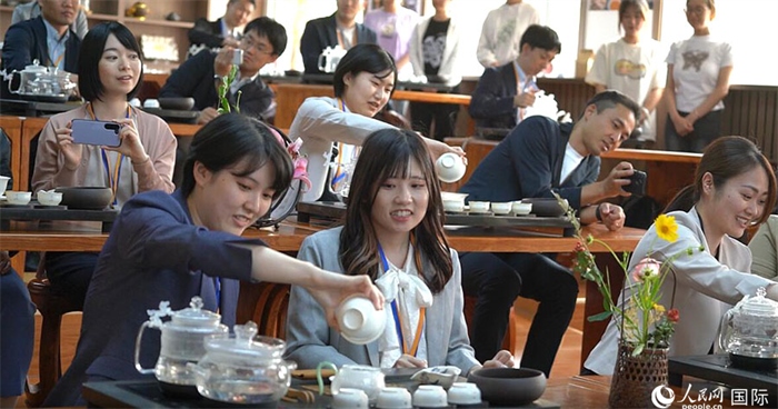 日本創(chuàng)價學(xué)會青年代表團在新疆師范大學(xué)體驗中國茶藝。人民網(wǎng)記者 張麗婭攝
