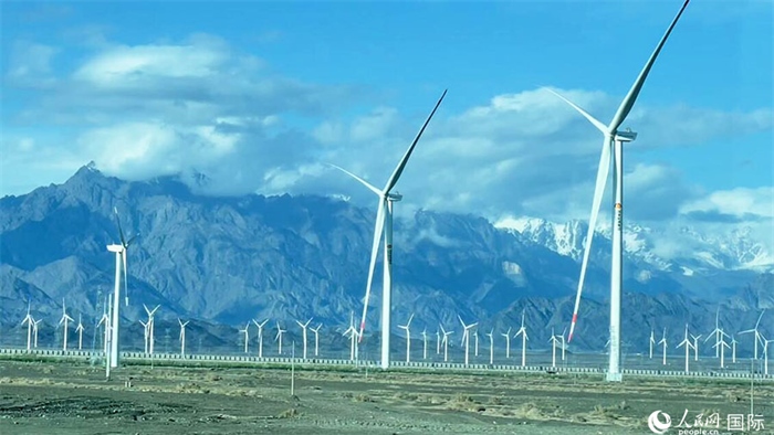 從烏魯木齊到吐魯番沿途的風力發(fā)電設(shè)備。人民網(wǎng)記者 張麗婭攝