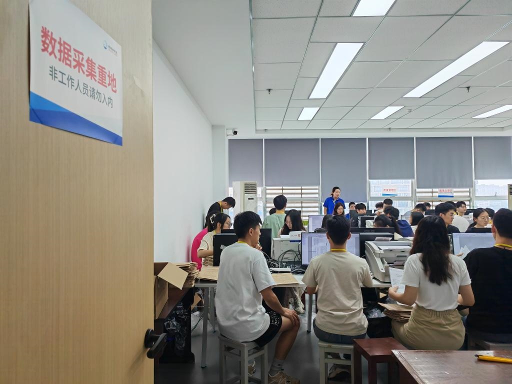 6月13日，在重慶市西南大學評卷點，工作人員正在進行試卷掃描工作。新華社記者 周思宇 攝