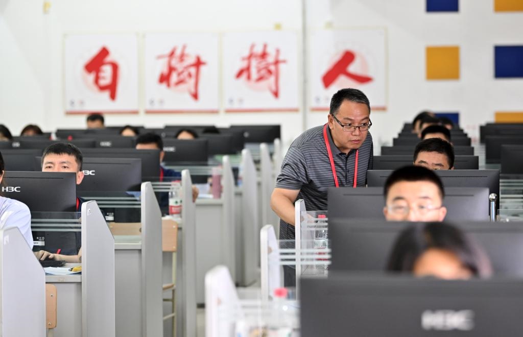 6月14日，評卷教師在天津師范大學評卷點評卷。新華社記者 李然 攝
