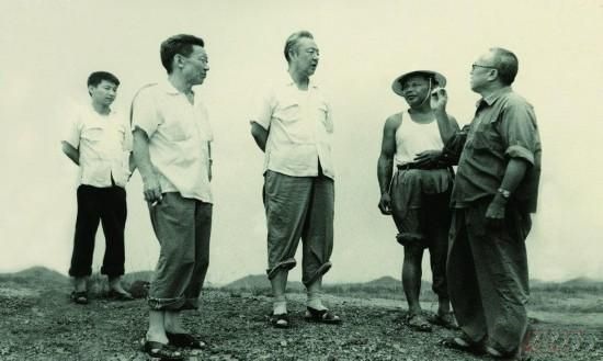 1978年8月，習(xí)仲勛（左三）在廣東惠陽農(nóng)村調(diào)研。在清華大學(xué)讀書的習(xí)近平（左一）利用暑假時(shí)間參加社會(huì)實(shí)踐，隨同父親一起下鄉(xiāng)。