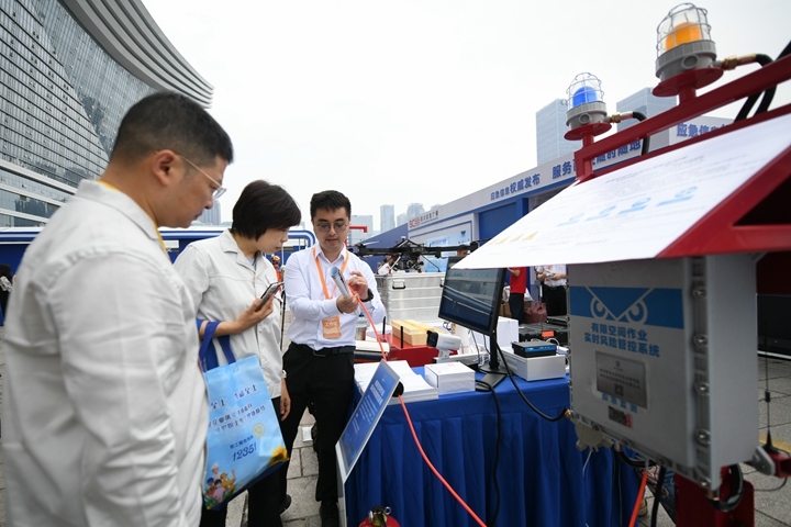 6月16日，在全國“安全宣傳咨詢?nèi)铡敝鲌龌顒由?，四川省安全科學技術(shù)研究院工作人員（右一）向參觀者介紹“有限空間作業(yè)實時風險管控系統(tǒng)”。新華社記者胥冰潔攝