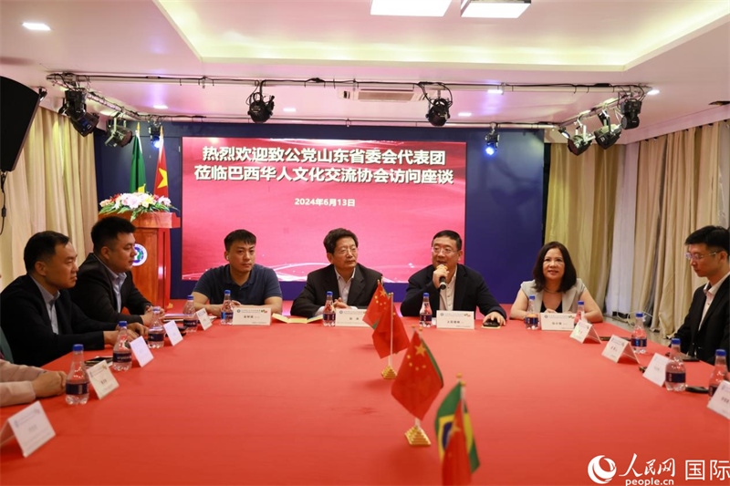 巴西華人文化交流協(xié)會主席上官劍鋒在座談會上致辭。人民網記者 宋亦然攝
