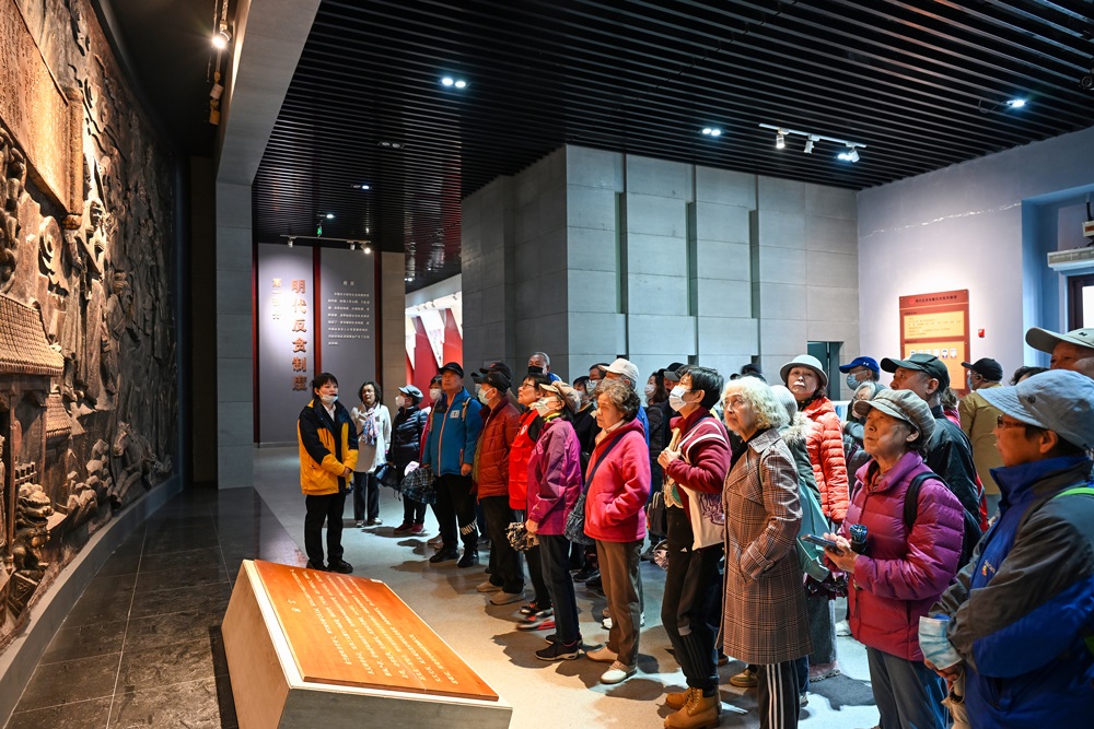 △ 2024年4月10日，北京朝陽(yáng)區(qū)安慧里社區(qū)黨委組織離退休黨員參觀“明鏡昭廉”明代反貪尚廉歷史文化園。