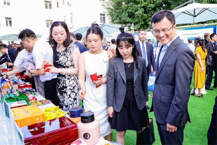 與會(huì)嘉賓參觀品鑒上合組織農(nóng)業(yè)基地特產(chǎn)。主辦方供圖