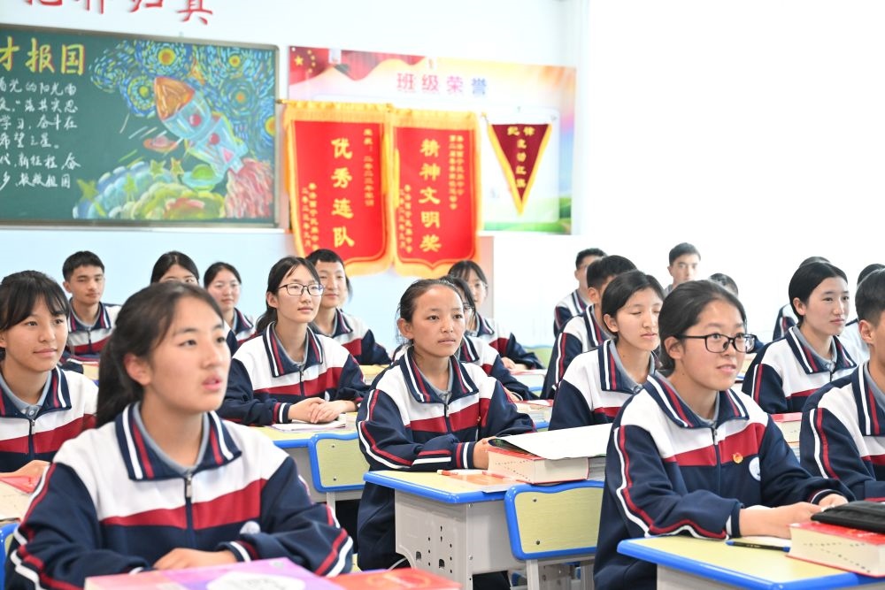 2024年6月18日，果洛西寧民族中學(xué)學(xué)生在上課。