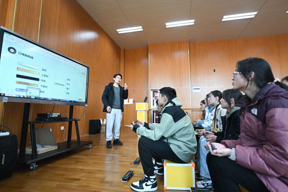 上海援青教師闞延俊在給學(xué)生上音樂課（2023年2月23日攝）。
