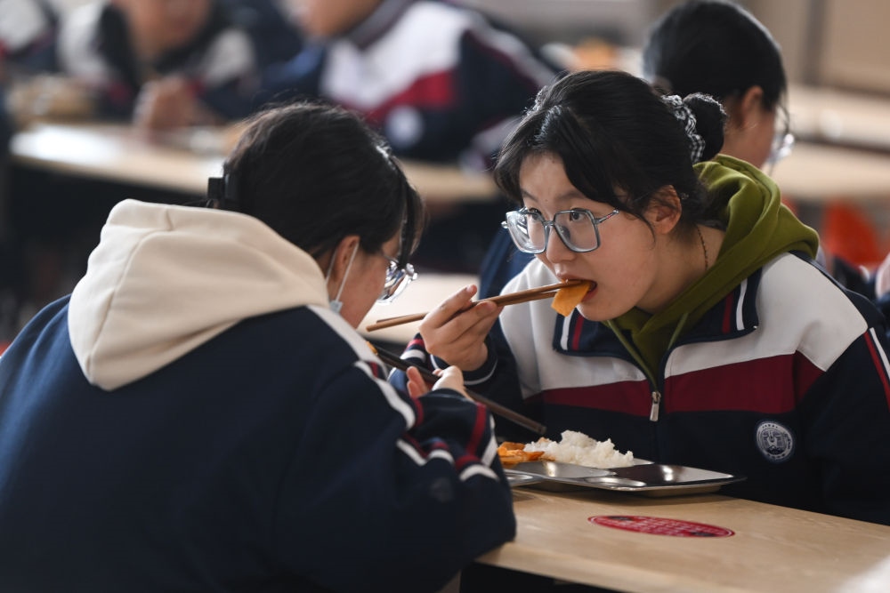 2023年2月23日，果洛西寧民族中學(xué)學(xué)生在食堂吃午飯。