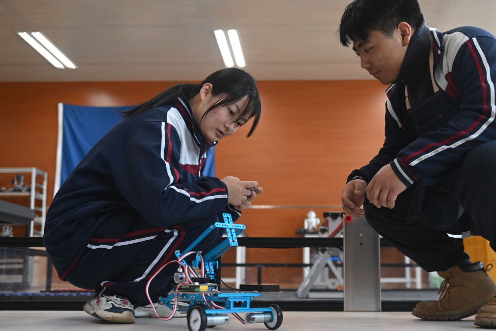 2023年2月23日，果洛西寧民族中學(xué)學(xué)生在機器人教室內(nèi)操作自己組裝的機器人。
