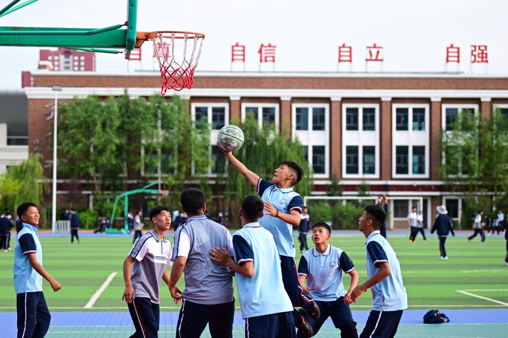 2024年6月18日，果洛西寧民族中學(xué)學(xué)生在打籃球。