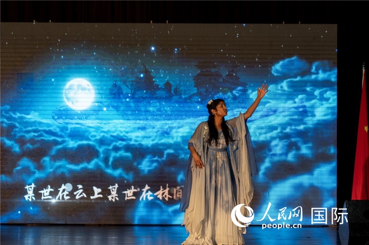 參賽選手演唱中文歌曲《左手指月》。人民日?qǐng)?bào)非洲中心分社 希拉茲·莫林?jǐn)z