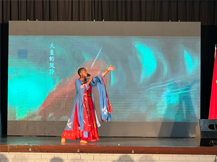 一等獎(jiǎng)獲得者彩翼進(jìn)行才藝表。（圖片來(lái)源：孔子課堂）