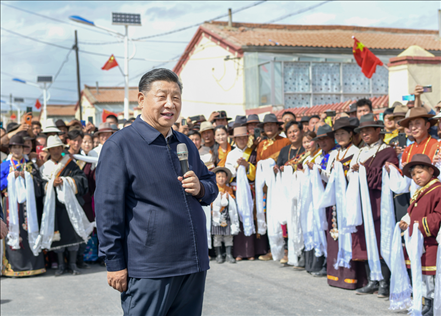 2021年6月7日至9日，習(xí)近平總書記在青?？疾?。這是8日下午，習(xí)近平在海北藏族自治州剛察縣沙柳河鎮(zhèn)果洛藏貢麻村考察時(shí)，同村民們親切交流。新華社記者 謝環(huán)馳 攝