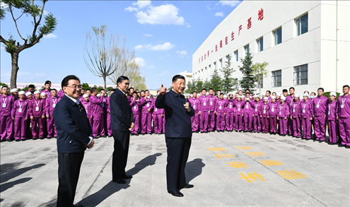 2021年6月7日至9日，習(xí)近平總書記在青?？疾?。這是7日下午，習(xí)近平總書記在青海圣源地毯集團(tuán)有限公司考察時(shí)，同企業(yè)員工親切交流。新華社記者 謝環(huán)馳 攝