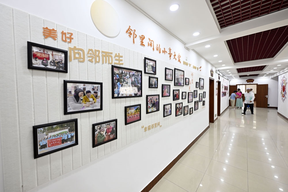 6月19日在長(zhǎng)城花園社區(qū)黨群服務(wù)中心拍攝的照片墻。