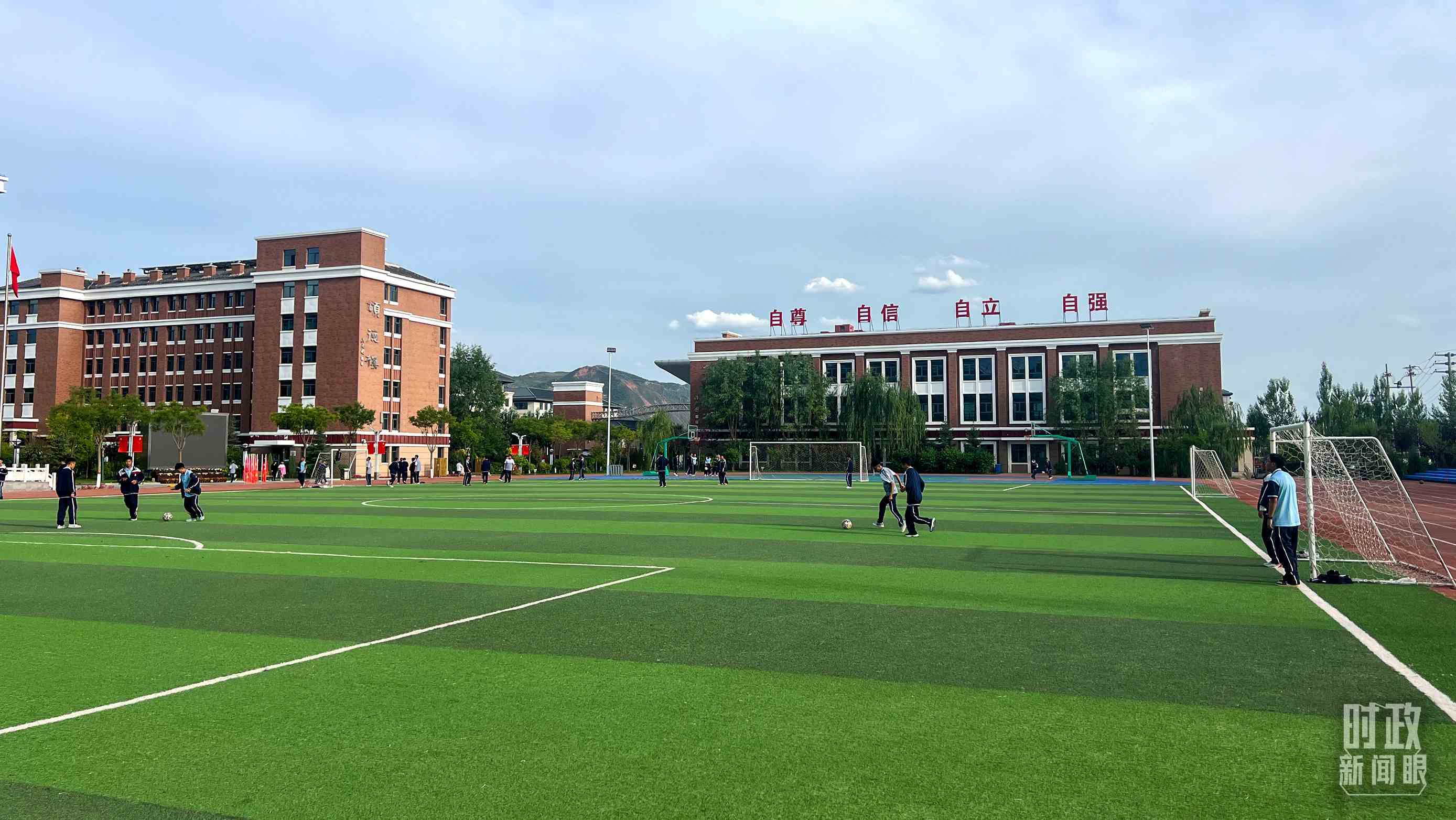 △果洛西寧民族中學(xué)。（總臺(tái)央視記者楊波、楊新禹拍攝）