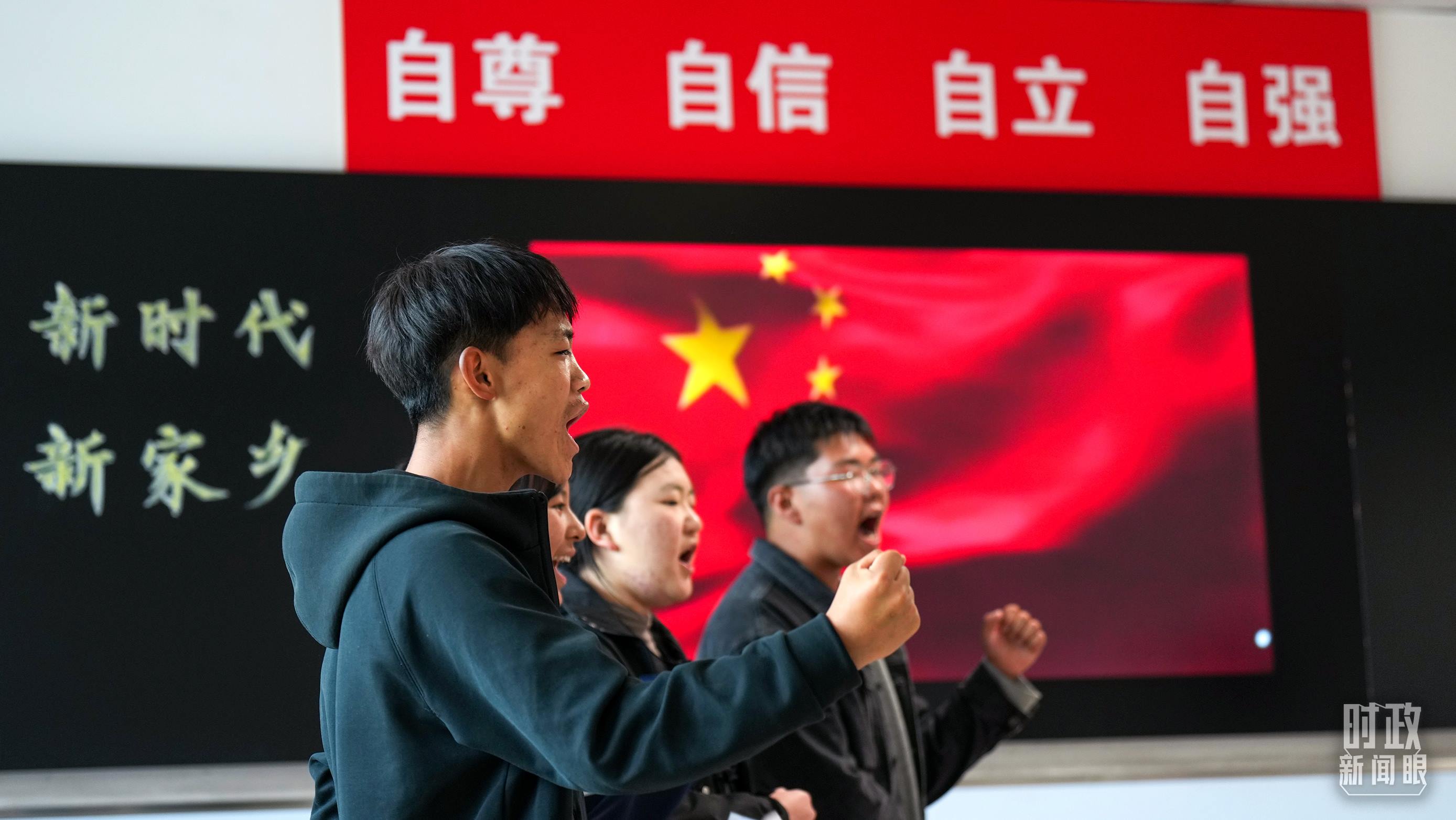 △果洛西寧民族中學(xué)高一（1）班的“新時(shí)代、新家鄉(xiāng)”主題思政課。（總臺(tái)央視記者許永松、國(guó)廣記者李晉拍攝）