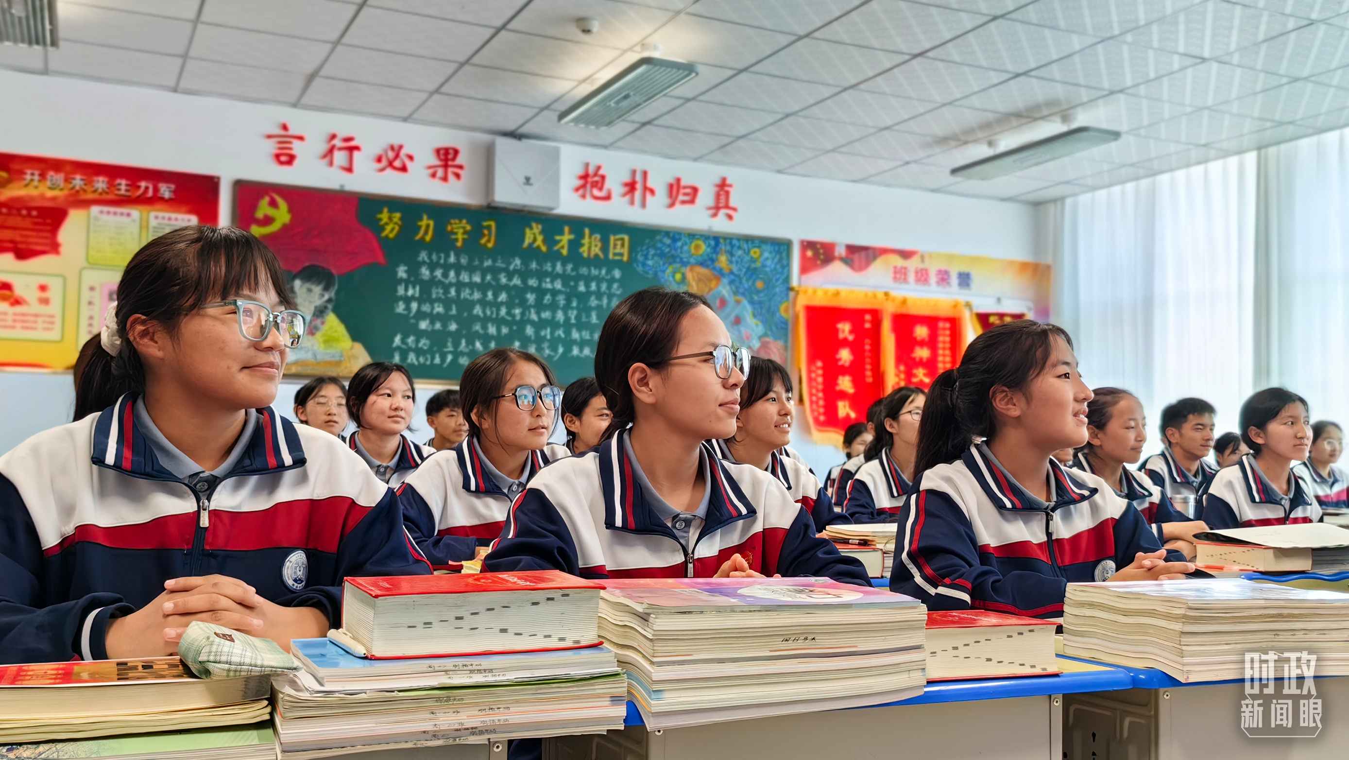 △果洛西寧民族中學(xué)高一（1）班的“新時(shí)代、新家鄉(xiāng)”主題思政課。（總臺(tái)央視記者段德文拍攝）