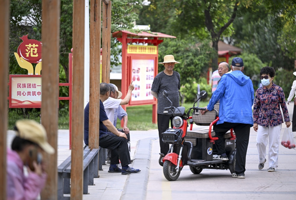 6月20日，長(zhǎng)城花園社區(qū)的居民在休閑、聊天。