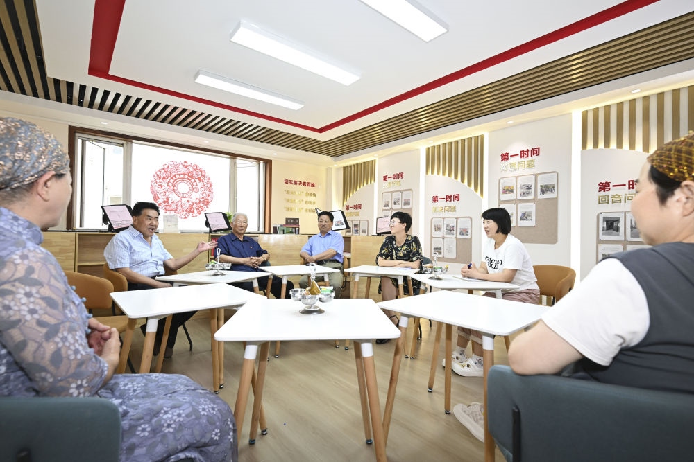 6月20日，長(zhǎng)城花園社區(qū)居民在居民議事廳議事。