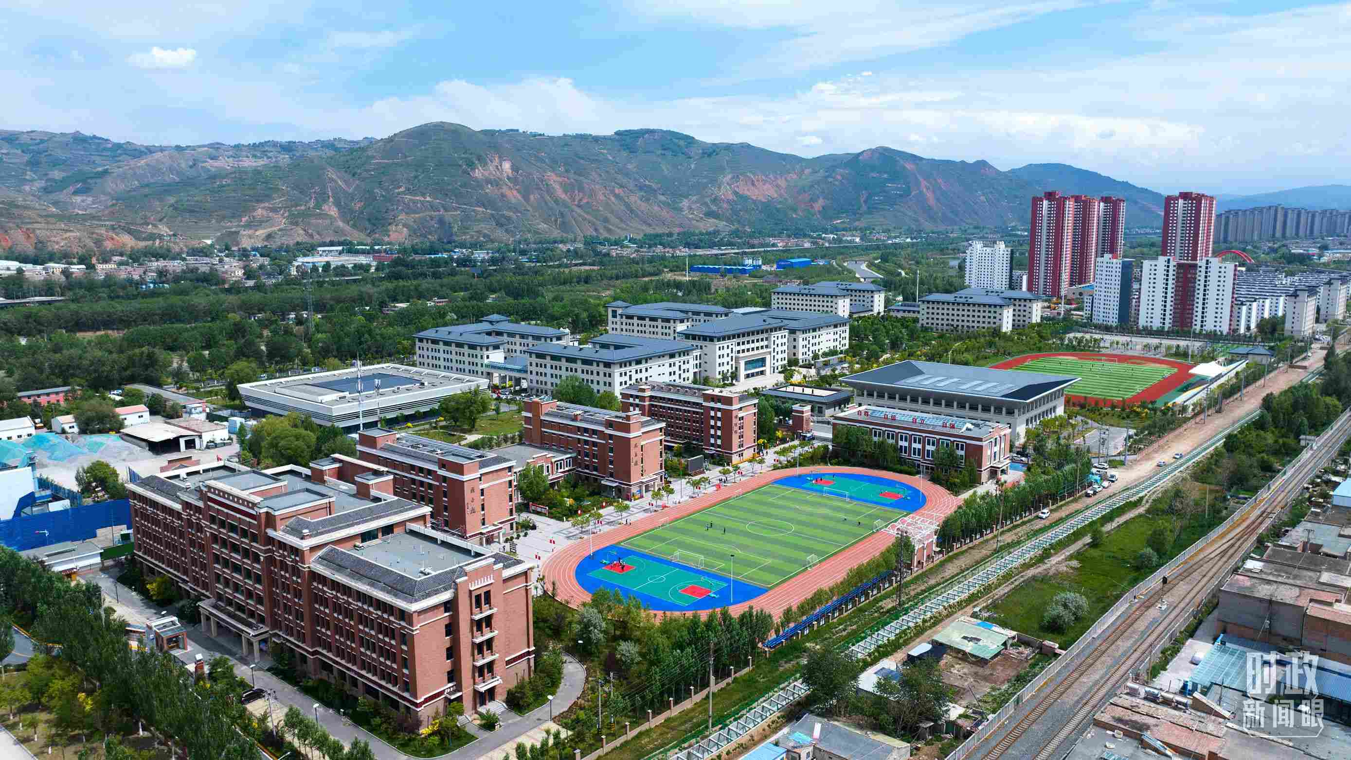 △果洛西寧民族中學(xué)。（總臺(tái)記者閆懋鵬拍攝）