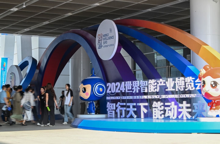 6月20日，與會者走入國家會展中心（天津）參會。新華社記者 孫凡越 攝