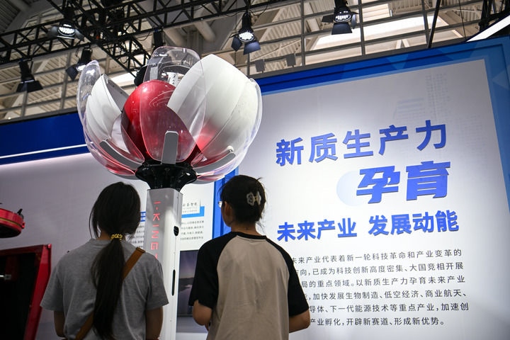 6月20日，與會者參觀天津云圣智能科技有限責任公司展區(qū)展出的“圣·寶蓮燈”全自主無人機巡檢系統(tǒng)。新華社記者 孫凡越 攝