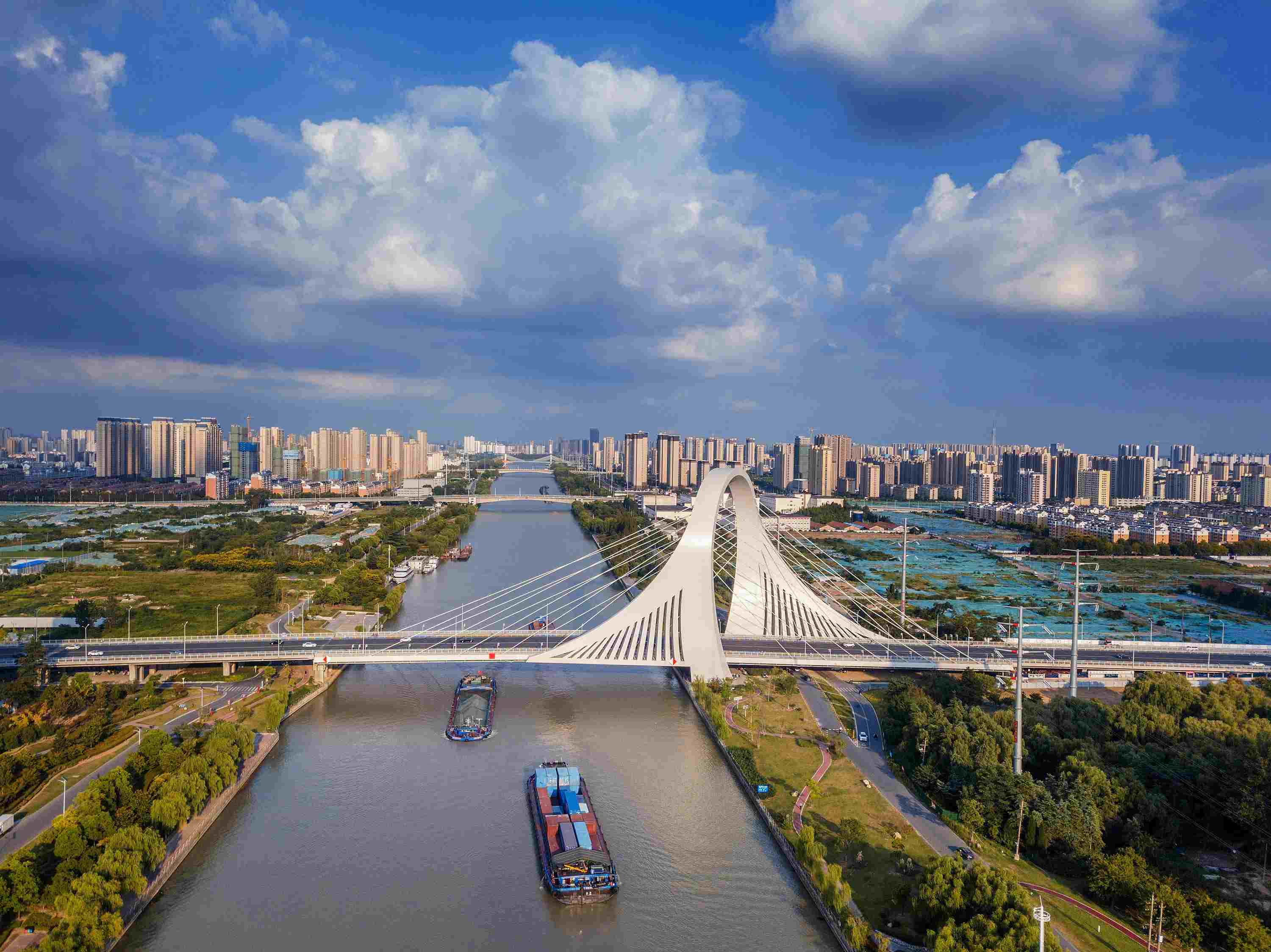 2022年9月12日，幾艘船舶行駛在江蘇淮安運河大橋附近。