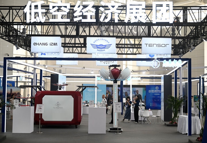 6月20日，參觀者在博覽會低空經濟展團參觀。新華社記者 趙子碩 攝