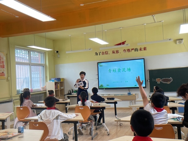 學(xué)生們在教室上語文課。 人民網(wǎng)記者 陳琦攝