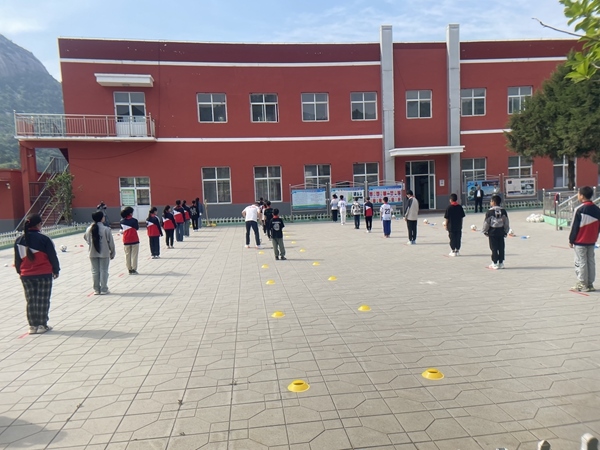學(xué)生們在操場上上體育課。人民網(wǎng)記者 陳琦攝