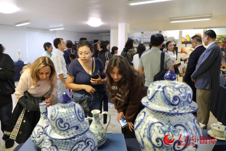 在展覽現(xiàn)場，觀眾們駐足欣賞德化瓷和墨西哥彩瓷。人民網(wǎng) 埃內(nèi)斯托·多明戈斯攝