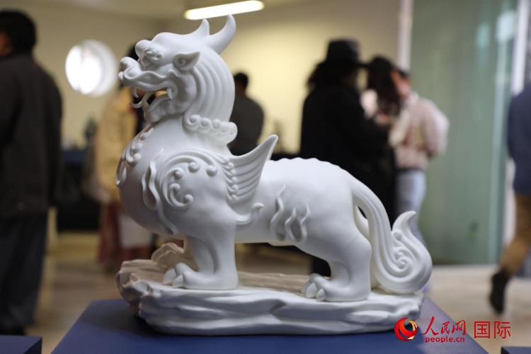 展覽現(xiàn)場的德化白瓷。人民網(wǎng) 埃內(nèi)斯托·多明戈斯攝
