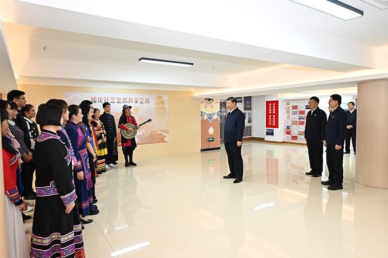 2023年12月14日，習(xí)近平總書(shū)記在廣西南寧市良慶區(qū)蟠龍社區(qū)黨群服務(wù)中心文體活動(dòng)室同社區(qū)居民親切交流。