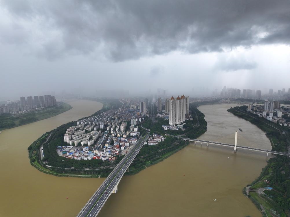 6月16日拍攝的暴雨下的廣西南寧城區(qū)（無人機照片）。新華社記者 周華 攝