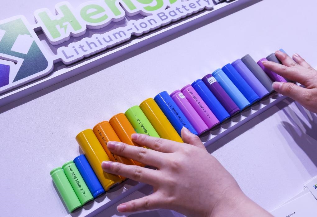 參展商在第135屆廣交會新能源展區(qū)布置鋰電池展品（2024年4月15日攝）。新華社記者 劉大偉 攝