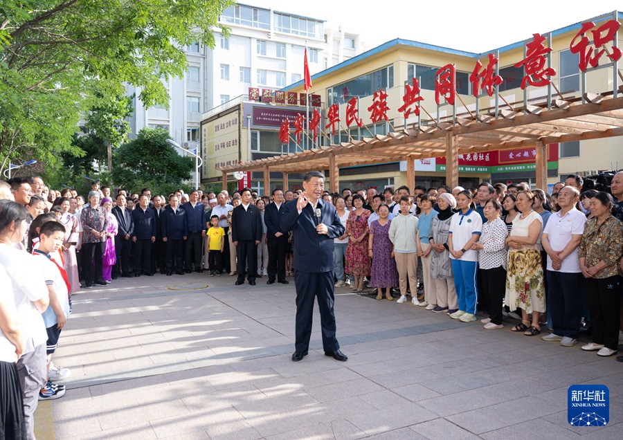 6月19日下午，習(xí)近平總書記在銀川市金鳳區(qū)長(zhǎng)城花園社區(qū)考察時(shí)，同社區(qū)居民親切交流。